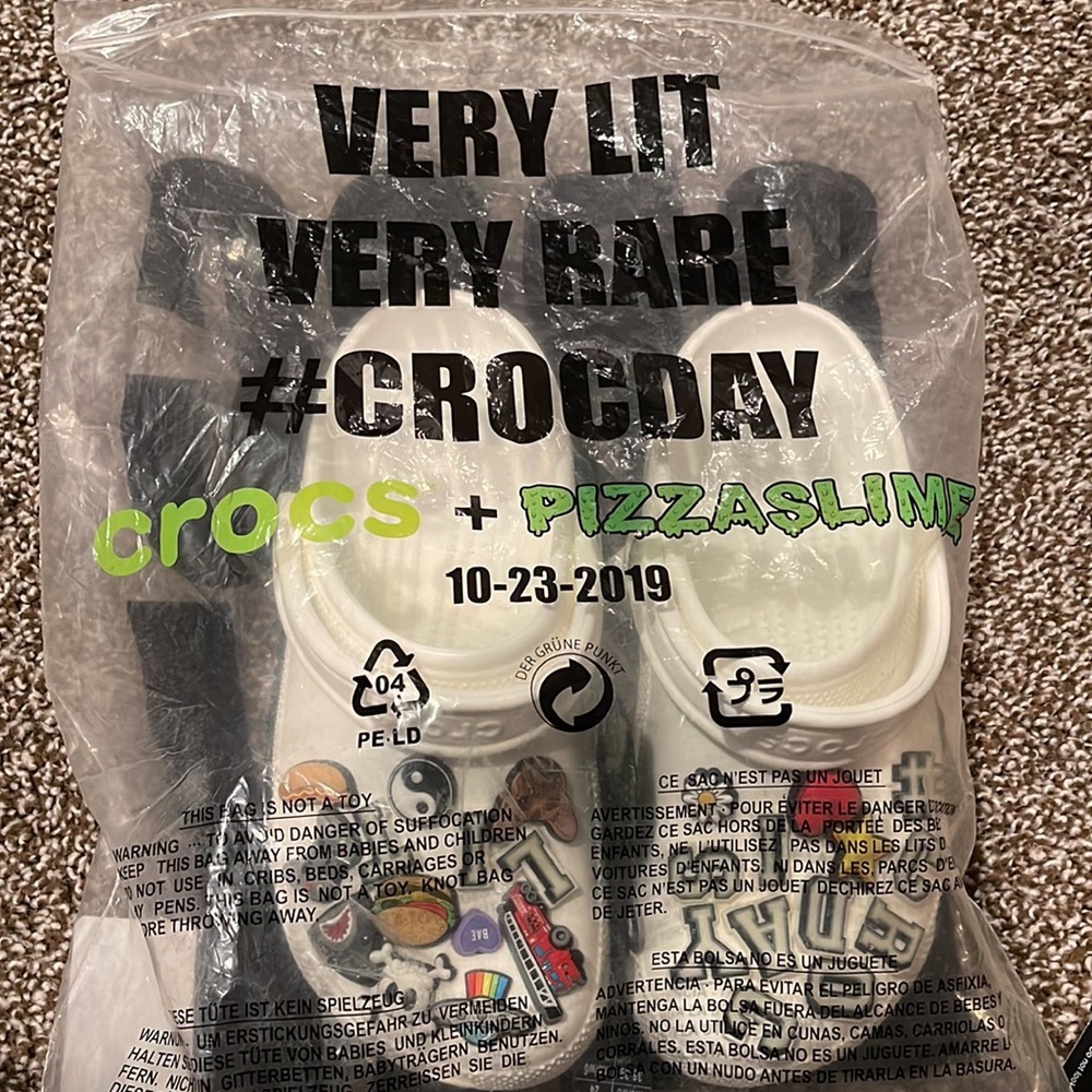 Rare, authentic CROCS DAY LIGHT UP CROCS! WITH JIBITZ! Mens size 6, Women size 8
